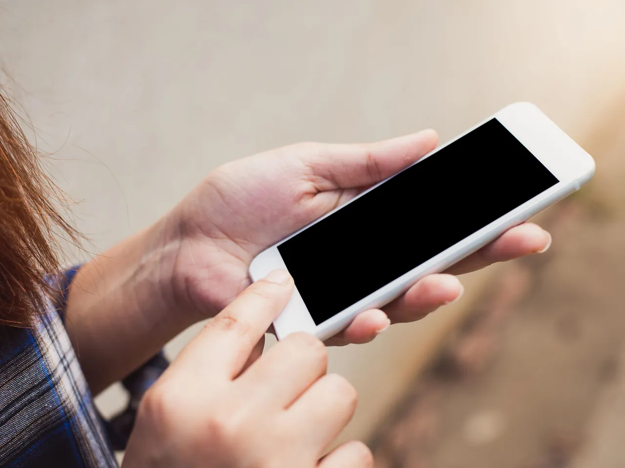 Elde tutulan, ekranı boş akıllı telefonla uygulama kullanımı